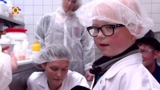 De grootste wens van Nigel 7 gaat in vervulling een dag in de fabriek van Willy Wonka [upl. by Latoye]