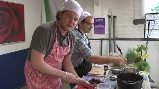 Koken met Oskar  Rode bieten risotto [upl. by Anelis127]