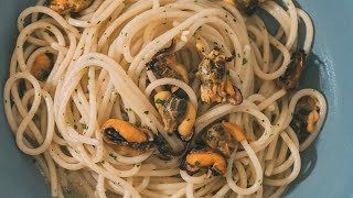 Spaghetti con le cozze – Primo piatto di mare veloce ed economico tipico di Bari [upl. by Alethia]