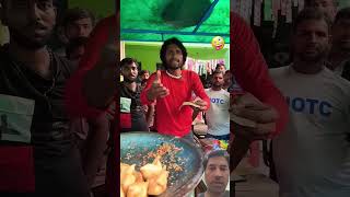 Char samosa de do 😁😄 comedy funny youtubeshorts shortfeed funnyvideo [upl. by Anelhtac]