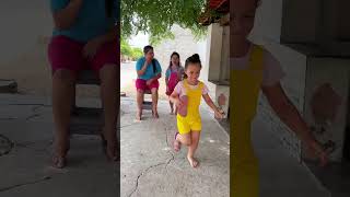 Pegando chinelo da irmã funny cuteaby cute baby shorts [upl. by Gierc482]