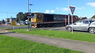 Hewletts Road level crossing in Mt Maunganui Tauranga [upl. by Nehtanoj]