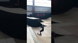 Tail whiping the spine at rampfest indoor skatepark scooter scootertricks newlearn tailwhip [upl. by Rosita]