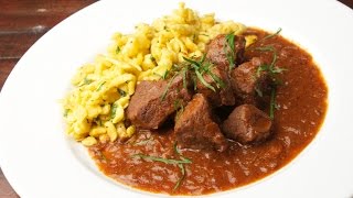 Gulasch Rindergulasch wie ein Chefkoch zubereiten [upl. by Ayikan]