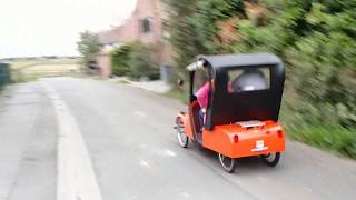 Un couple fonce en Bellier Véloto  A couple speeding in a Veloto microcar [upl. by Nanor136]