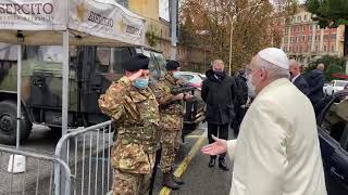 8 dicembre papa Francesco si ferma a salutare i militari [upl. by Estis]