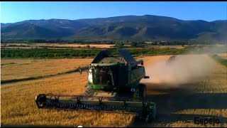 John Deere S 560 segando cebada [upl. by Akoyn]