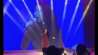 Tàu anh qua núi  Hòa Minzy live khỏi chê chào tiếng Hàn hát tiếng Việt [upl. by Suixela267]