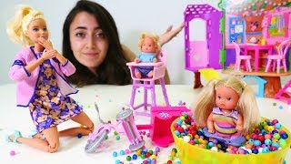 Barbie ve ailesi yılbaşı alışverişine gidiyor Eğlenceli video [upl. by Nolyarb432]