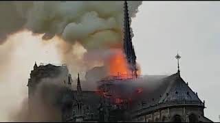 Parigi incendio a NotreDame fumo bianco si alza dal tetto della cattedrale [upl. by Gina461]