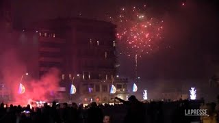 Capodanno a Napoli la città esplode alla mezzanotte nonostante i divieti [upl. by Naynek]