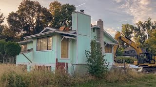 Excavator Quickly Demolishing An Entire House [upl. by Mulcahy]