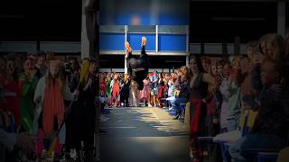 SALTO AU LYCÉE 📚100 PERSONNES 😨 shorts parkour ecole gym [upl. by Hsara761]