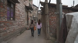 Chinas Urban Village Walk I got lost in these narrow alleys Huayan Village华岩村 Chongqing・4K [upl. by Ambrosi]