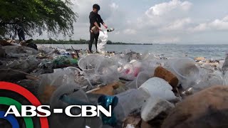 Filipino activists pick trash to mark International Coastal Cleanup Day [upl. by Nahpos]