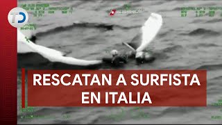 Rescatan a surfista tras quedar atrapado en el mar en Italia [upl. by Jacey]