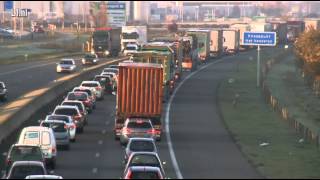 Kettingbotsing op A2 bij Maastricht [upl. by Zzahc]