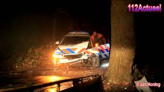 112actueel Naarden  Politiewagen crashed tegen boom [upl. by Lohse]