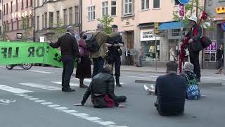 Extinction Rebellion blockerar gata i Stockholm [upl. by Eetnahs]