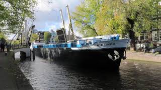 Motorvrachtschip Rielinda passeert de Walter Suskindbrug in Amsterdam Nieuwe Herengracht [upl. by Yhtac]