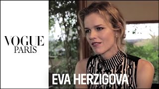 Video Exclusive  Le Top Eva Herzigova livre ses secrets beauté à Vogue Paris et Dior [upl. by Zeitler]