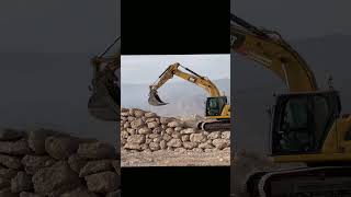 Excavadora Caterpillar 320 Colocando piedra  Excavator TIME LAPSE [upl. by Allimak669]