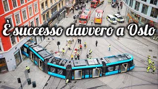 Grave incidente di tram a Oslo deragliamento e scontro contro un negozio [upl. by Skoorb]