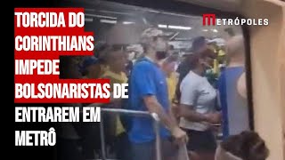 Torcida do Corinthians impede bolsonaristas de entrarem em metrô [upl. by Nerrat]