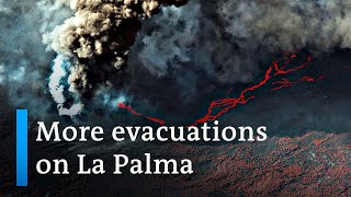 La Palma volcano Massive lava flow pushes over the boundary of evacuated area  DW News [upl. by Sinnek245]