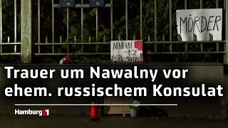 Blumen und Protestschilder Menschen gedenken Nawalny in Hamburg [upl. by Sylvan]