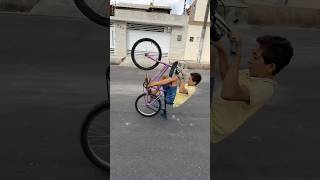 Desafiei ele de raspar o bageiro da bike montadinha 😱 grau bike bicicleta irmãosmedeiros [upl. by Domenic728]