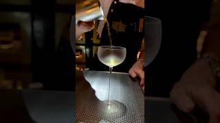 🍸 Cocteles de película 🤩 Bar Handshake shorts bartender [upl. by Yate]