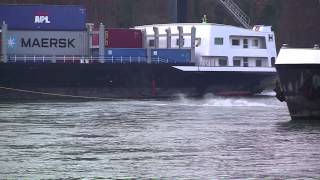 Gütermotorschiff auf dem Rhein festgefahren [upl. by Einamrej168]