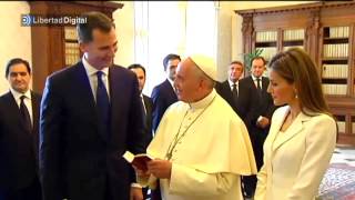 Felipe VI bromea con el Papa Francisco quotLos monaguillos primeroquot [upl. by Clarkson505]