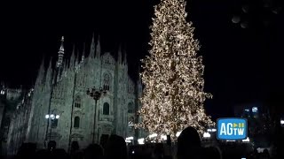 Si accende il Natale in piazza Duomo illuminato l’albero alto 30 metri [upl. by Abixah576]