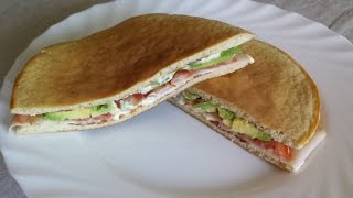 Sandwich de tortitas de avena con pechuga de pavo y aguacate [upl. by Graniah]