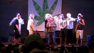 Nimbin  5 mei 2012 722  Mardi Grass  joint rolling contest 36 [upl. by Idnam]