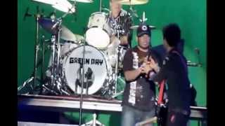 J Alonso Cantando Longview Con Green Day En Colombia Karratapunk [upl. by Aekan]