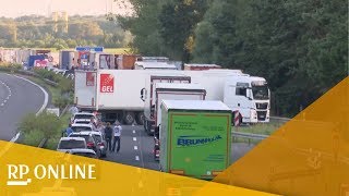 A10 bei Brandenburg Wut im Netz über Falschfahrer in Rettungsgasse [upl. by Ellednek912]