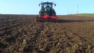 Weizenaussaat 2014 mit Frontwalze und John Deere 6150R [upl. by Gebhardt49]