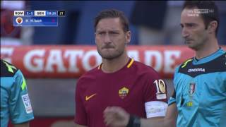 Totti entra in campo per lutima volta  RomaGenoa 201617 [upl. by Neelav]