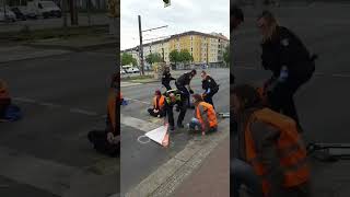 Würgende Autofahrer Blockade Letzte Generation Polizei greift ein [upl. by Anillek]