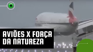 Tempestade Eunice imagens de aviões tentando pousar viralizam em live [upl. by Adnorhs124]