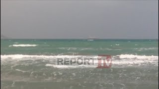 Vlorë trageti i Brindisit prej 5 orësh nuk ankorohet në port prej dallgëve [upl. by Atiuqal]