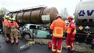 Goederentrein geladen met waterstofperoxide botst met auto op de Duurswoldlaan in Farmsum [upl. by Auhso964]