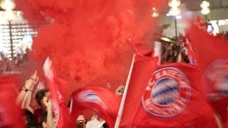 Meisterfeier FC Bayern Fans zünden Rauchbomben bei Humba Täterä  Meisterfeier auf dem Marienplatz [upl. by Notsgnik]