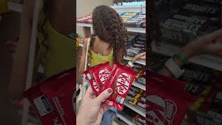 Leva ou Não Leva Desafio Kitkat shortsviral shortsvideo kitkat kidsfun funny chocolate [upl. by Ornas954]