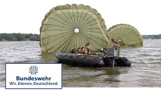 Notverfahren Fallschirmspringer üben Landung im Wasser  Bundeswehr [upl. by Eimarej]