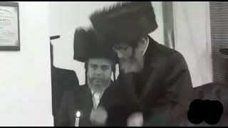 Skulen Rebbe ztquotl Sings Maoz Tzur [upl. by Araldo749]