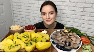 МУКБАНГ СКУМБРИЯ КАРТОФЕЛЬ КОГО ИЗ МУКБАНГЕРОВ Я СМОТРЮ КАПУСТА КВАШЕННАЯ СОЛЕНЬЯ ОВОЩИ ЗЕЛЕНЬ [upl. by Assira]